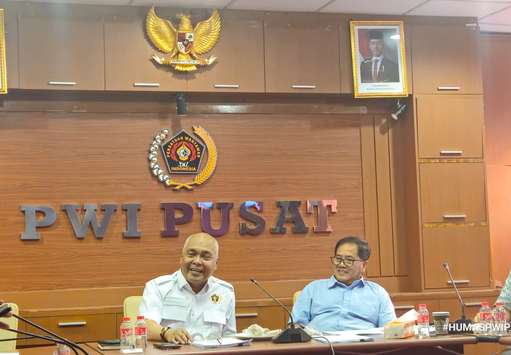 Ketua Umum PWI Pusat Akhmad Munir (kiri) didampingi Sekjen PWI Pusat saat memberikan keterangan pers