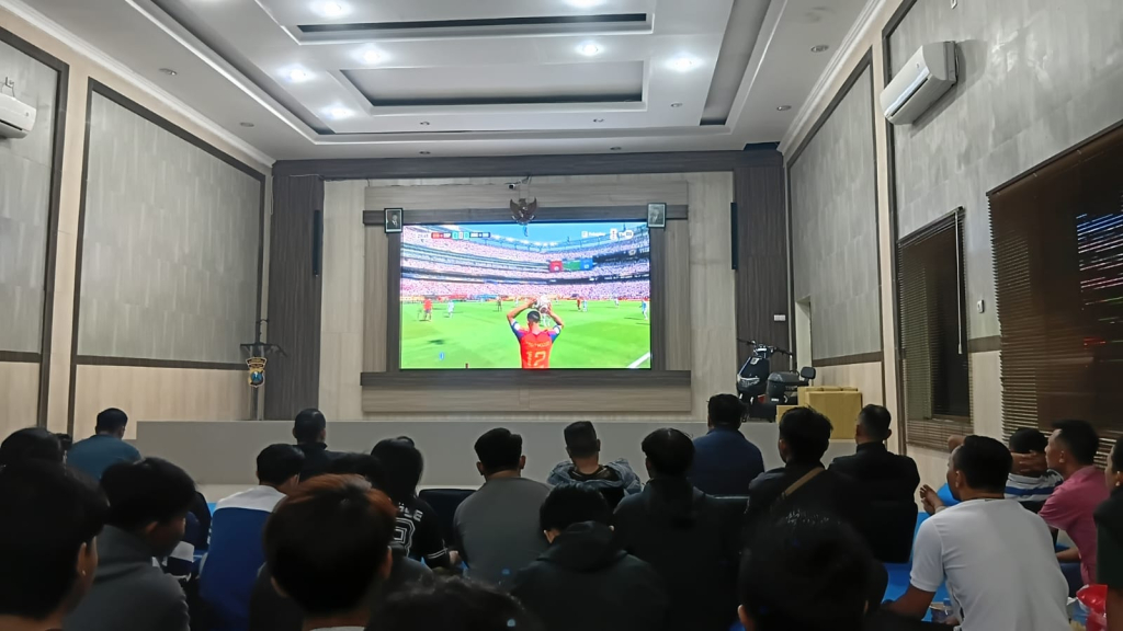 Ratusan warga bersama anggota Polri memadati Aula Polres Bondowoso saat mengikuti kegiatan nonton bareng (nobar) Final Piala Dunia 2026 antara Spanyol melawan Argentina, Senin (20/7/2026) dini hari.
