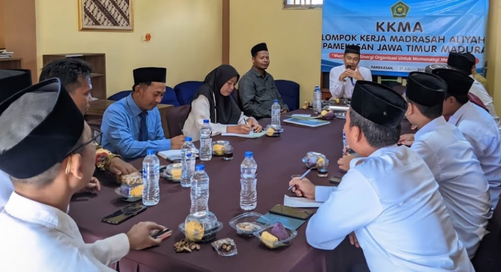 Suasana khidmat saat KKMA 02 Pamekasan menggelar Rakor di MA Darul Hijrah, Kecamatan Tlanakan, Kabupaten Pamekasan. (Foto: Istimewa)