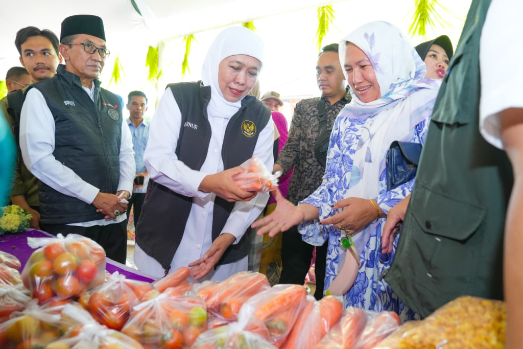 Gubernur Jawa Timur Khofifah Indarparawansa didampingi Bupati Pamekasan Kholilurrahman saat berada di areal pasar murah Pemprov Jatim.
