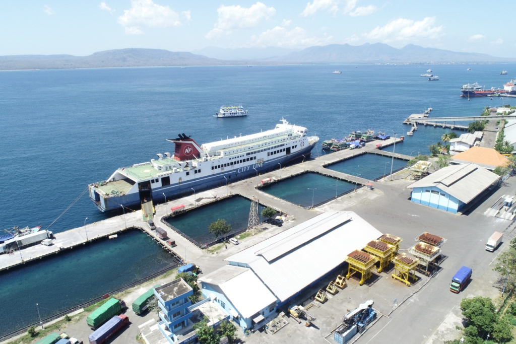 Armada Kapal ALS yang merupakan layanan tol laut Tanjungwangi Banyuwangi-Gilimas Lombok Barat yang sandar di Dermaga Tanjungwangi. (Foto Humas SPMT  for JatimUPdate.id)