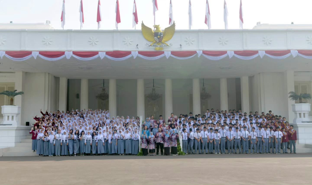 Sebanyak 286 siswa dan 24 guru dari SMAN 55 Jakarta berpose foto bersama di depan Istana Negara.