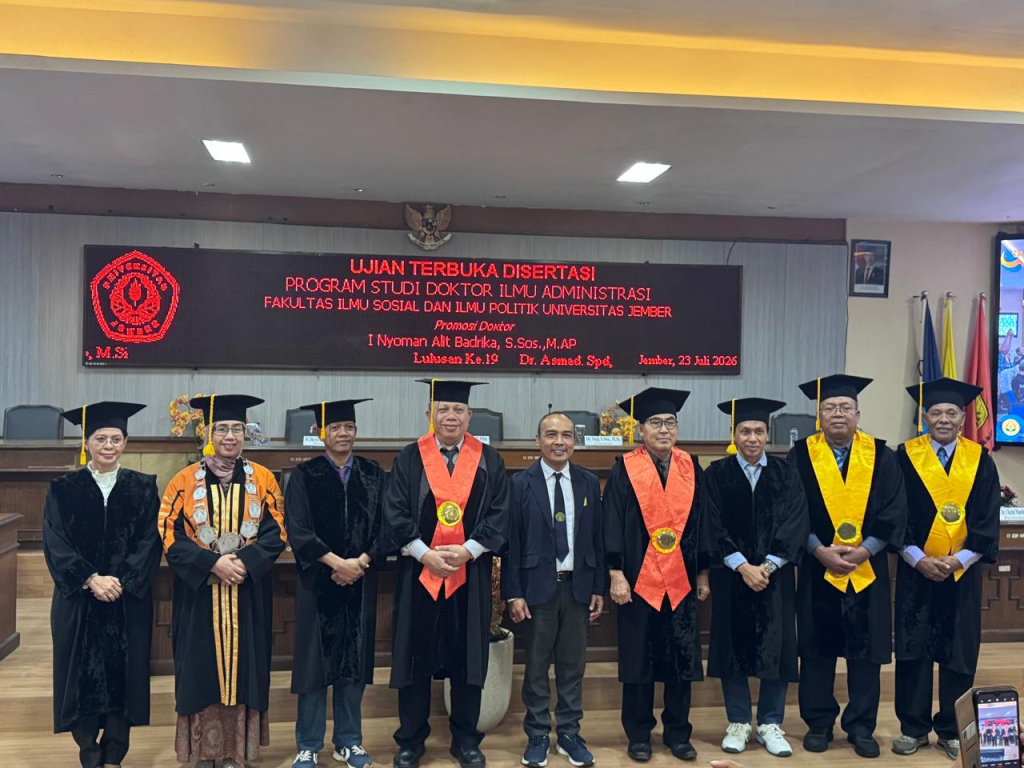 I Nyoman Alit Badrika, S.Sos., M.AP. menjalani ujian terbuka disertasi Program Studi Doktor Ilmu Administrasi Fakultas Ilmu Sosial dan Ilmu Politik (FISIP) Universitas Jember berpose bersama penguji.