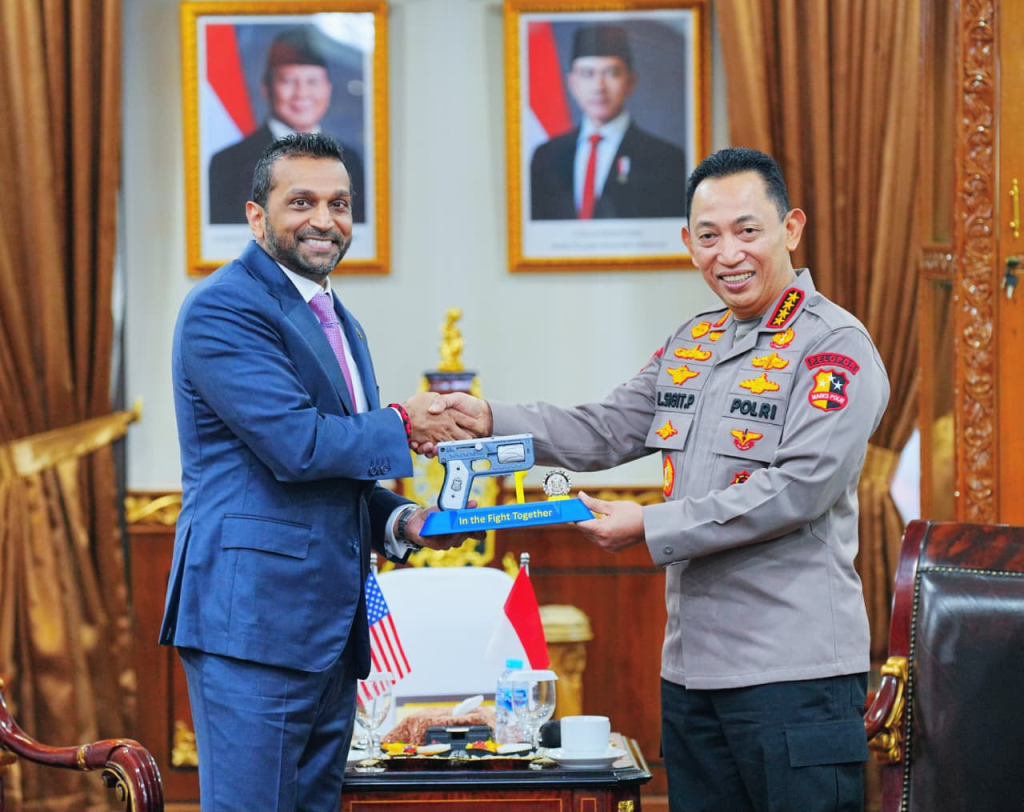 Kapolri Jenderal Polisi Drs. Listyo Sigit Prabowo, M.Si., berjabat tangan dengan Direktur FBI Mr. Kash Patel di Mabes Polri, Jakarta Selatan, Kamis (23/7/2026).