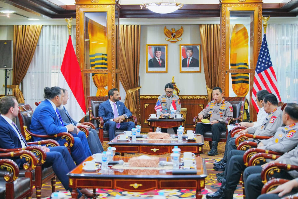 Kapolri Listyo Sigit Prabowo menerima audiensi Direktur Federal Bureau of Investigation (FBI), Mr. Kash Patel, di Mabes Polri, Jakarta, Kamis (23/7).