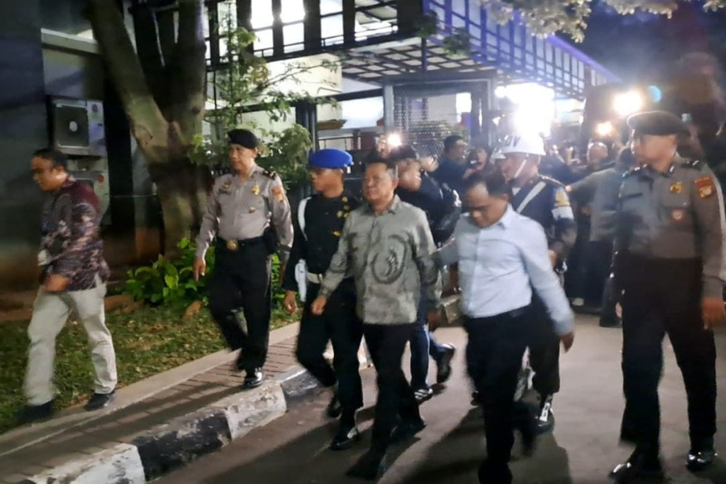 Mantan Jampidsus Febrie Ardiansyah tengah digiring oleh tim KPK guna menjalani fase masa tahanan.