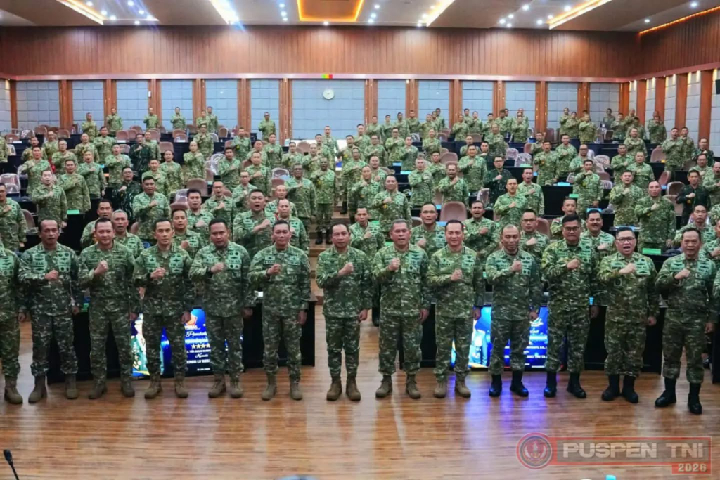 Panglima TNI Jenderal TNI Agus Subiyanto memberikan pembekalan kepada 152 Perwira Siswa (Pasis) Pendidikan Reguler (Dikreg) LV Sesko TNI di Gedung Serasan, Sesko TNI, Bandung, Jawa Barat, Kamis (23/7/2026).