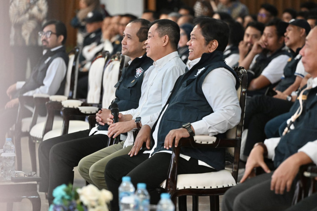 Menteri Transmigrasi Iftitah Sulaiman bersama Wamen Transmigrasi Viva Yoga Mauladi.