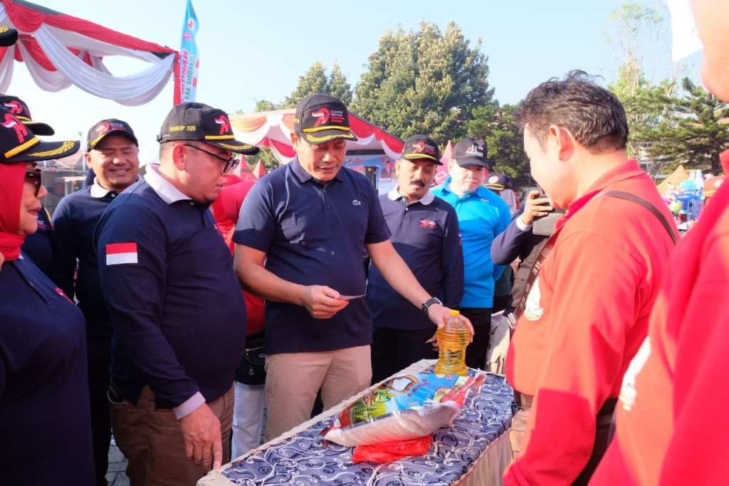 Pemkab Sidoarjo bersama Dekopinda Kab. Sidoarjo memperingati Harkopnas ke-79 dengan gelar jalan sehat, senam massal, dan bazar sembako murah, Minggu (26/7/2026), dihadiri Bupati Sidoarjo Subandi.