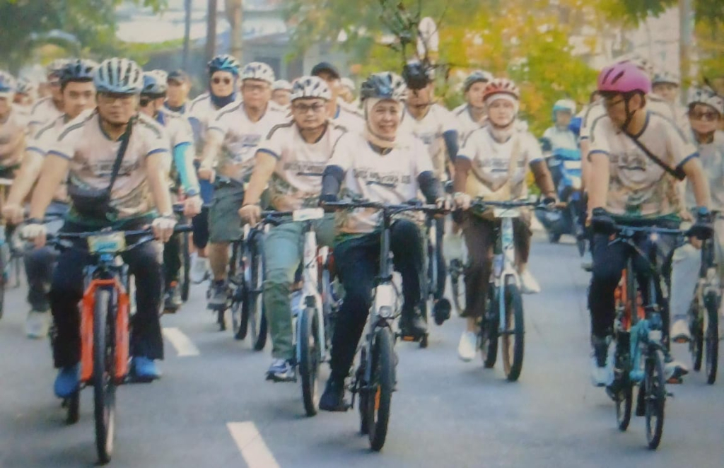 Gubernur Jatim Khofifah Indarparawa sa tengah mengendarai sepeda dalam acara   Gowes Nusantara 2026 dalam rangka memperingati Hari Ulang Tahun (HUT) ke-73 Bank Indonesia.
