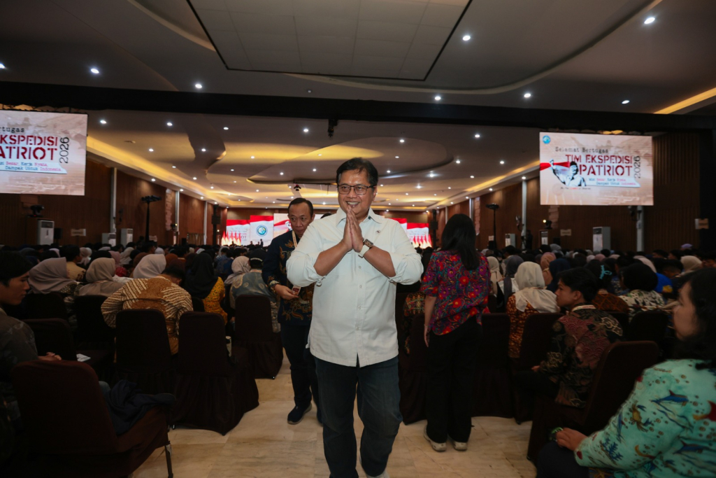Wamen Transmigrasi Viva Yoga Mauladi saat meninggalkan ruangan setelah memberikan paparan pada Tim Ekspedisi Patriot (TEP) 2026 Kementerian Transmigrasi yang berjumlah 1.476 orang.