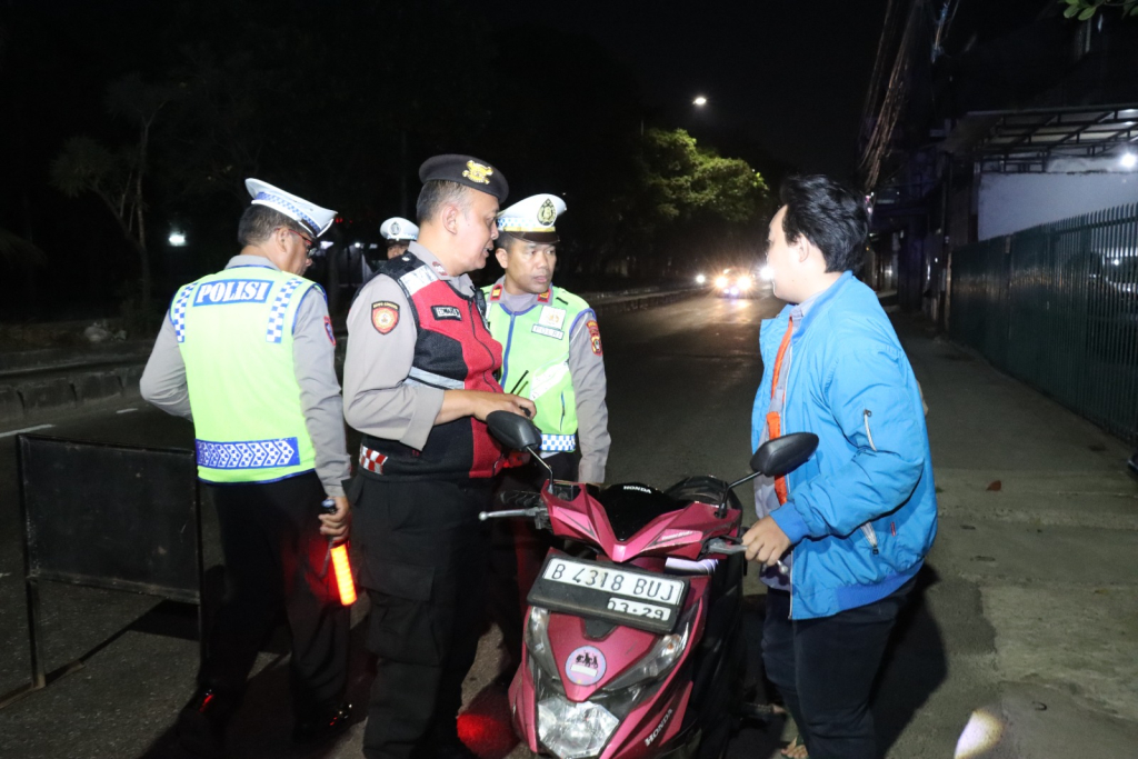 Polres Metro Jakarta Barat melalui pelaksanaan Apel Razia Kejahatan Jalanan yang dilanjutkan dengan Patroli Mobile pada Senin (27/7/2026) dini hari.