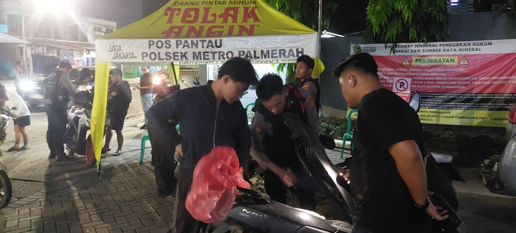 Polres Metro Jakarta Barat terus memperkuat upaya menjaga keamanan dan ketertiban masyarakat melalui kegiatan patroli mobile dan razia kejahatan jalanan.