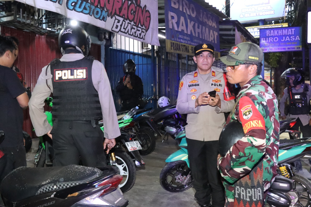Polres Metro Jakarta Barat kembali menggelar Apel Razia Kejahatan Jalanan yang dilanjutkan dengan Patroli Mobile pada Sabtu (24/7/2026) dini hari.