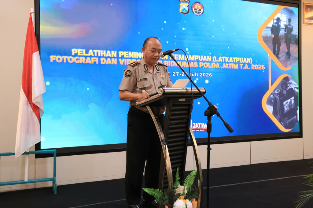 Kabid Humas Polda Jatim Kombes Pol Jules Abraham Abast, S.I.K sedang memberikan sambutan dan arahan.