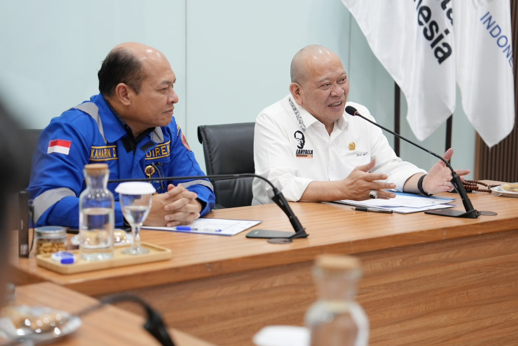 Anggota DPD RI, La Nyalla Machmud Mattalitti didampingi Dirut PT PAL Indonesia Kaharuddin Djenod.