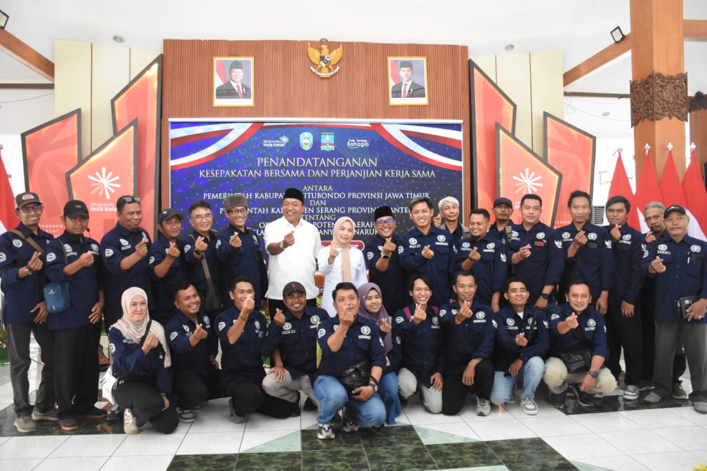 Bupati Serang Hj. Ratu Rachmatuzakiyah (baju putih) didanpingi Bupati Situbondo Yusuf Rio Prayogo berpose bersama Tim Tenaga Pendamping Profesional (TPP) Kabupaten Situbondo.