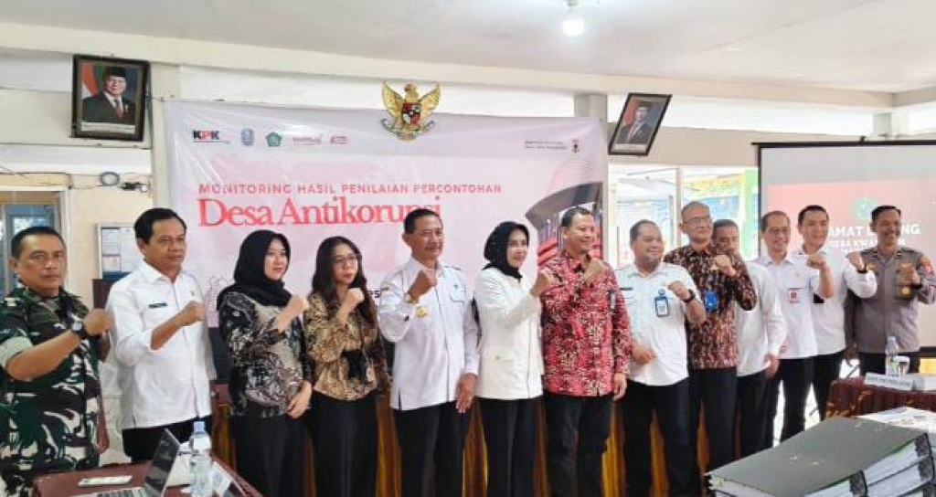Wabub Sidoarjo Mimik Idayana berpose dengan Tim Penilai Komisi Pemberantasan Korupsi (KPK) RI bersama Pemerintah Provinsi Jawa Timur.