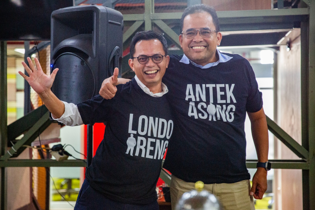 Serah terima jabatan Pemimpin Redaksi Tempo dari Setri Yasra (kanan) kepada Bagja Hidayat di Gedung Tempo, Palmerah Barat, Jakarta, 29 Juli 2026. (Foto: Tempo/Nita Dian).