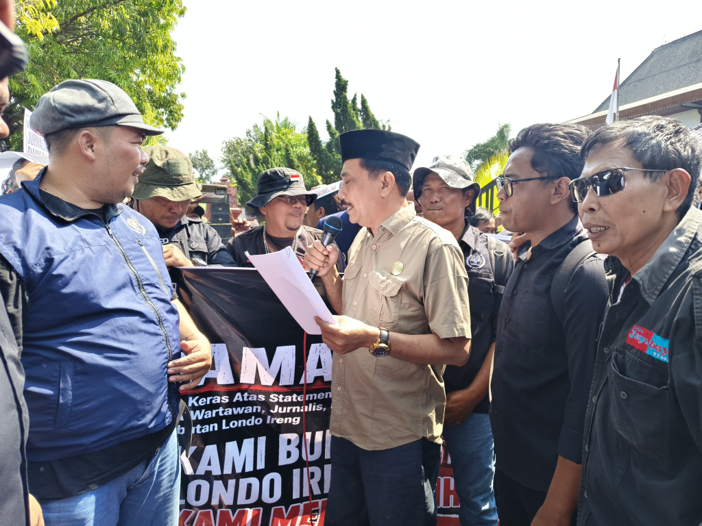 Suasana aksi unjuk rasa PWI dan IJTI Nganjuk di depan DPRD Nganjuk yang memprotes pernyataan kepala negara terkait ungkapan Londo Ireng.