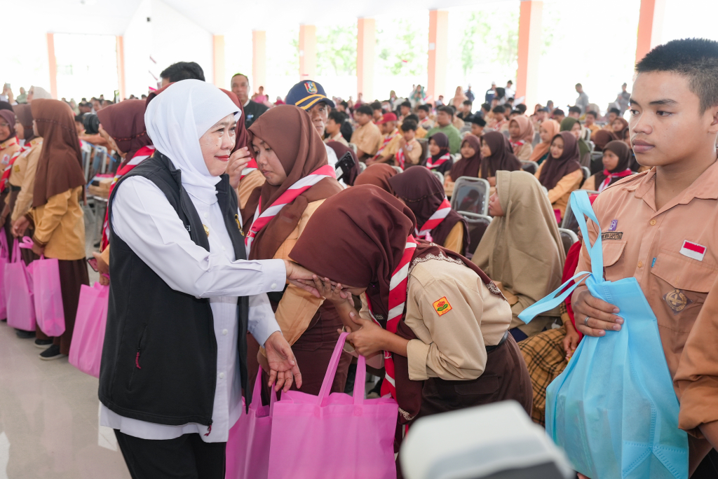 Gubernur Jawa Timur Khofifah Indar Parawansa tengah memberikan bantuan tas kepada para siswa Sekolah Rakyat du Tuban.
