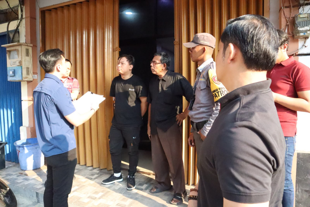 Satreskrim Polres Metro Jakarta Barat melalui Subnit Ekonomi Unit Krimsus saat mengecek toko diduga lokasi perakitan handphone rekondisi sekaligus tempat penampungan handphone ilegal.