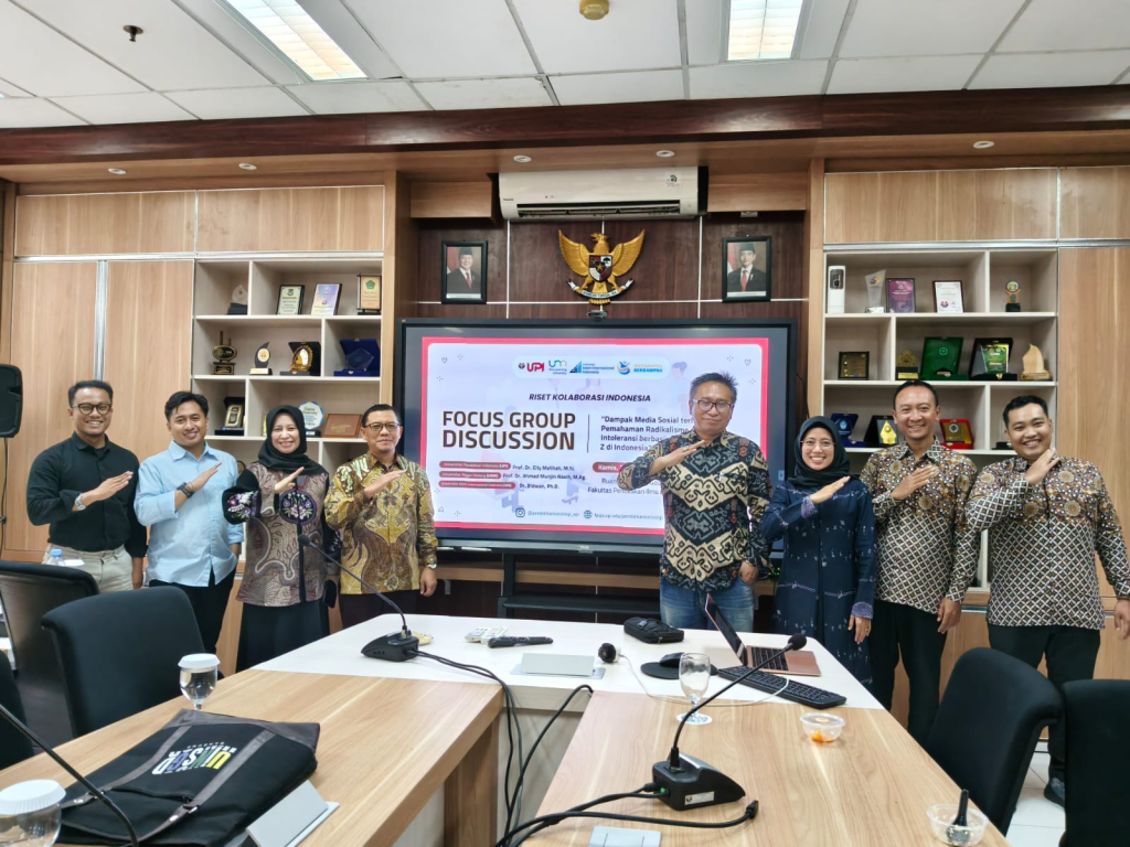 Tim Survei Telepon Nasional seusai memaparkan hasil surveinya berpose bersama.