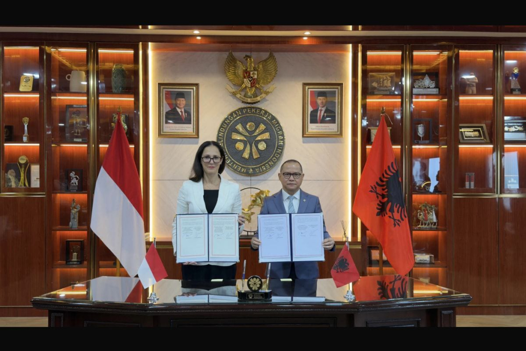 Prosesi MOU RI dan Albani yang dilakukan Menteri P2MI Mukhtarudin dengan Menteri Ekonomi dan Inovasi Republik Albania Delina Ibrahimaj di Kantor Kementerian P2MI, Jakarta, Kamis (30/7/2026).