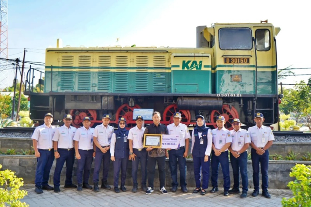 Aris Susanto, seorang kreator konten mendapat penghargaan dan apresiasi  dari PT KAI atas tindakannya yang membuat rangkaian KA Brantas bisa lewat dengan selamat saat pintu perlintasan tidak tertutup.