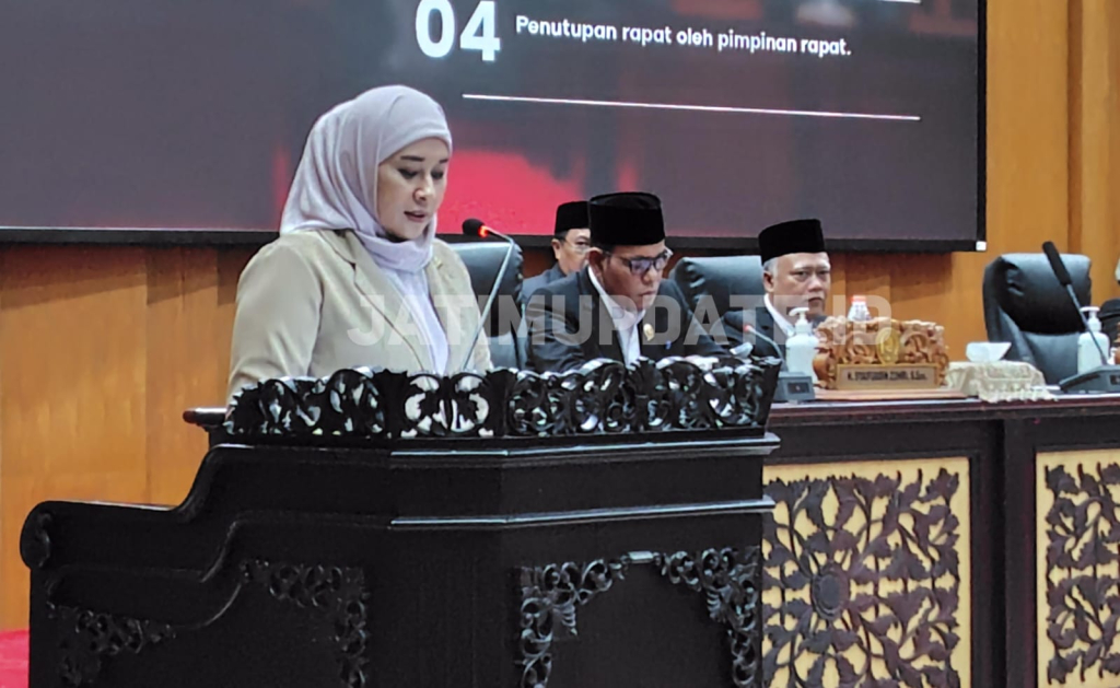 Ketua Fraksi Gerindra Ajeng Wira Wati saat membacakan pandangan fraksi di sidang Paripurna DPRD Surabaya, dok Jatimupdate.id