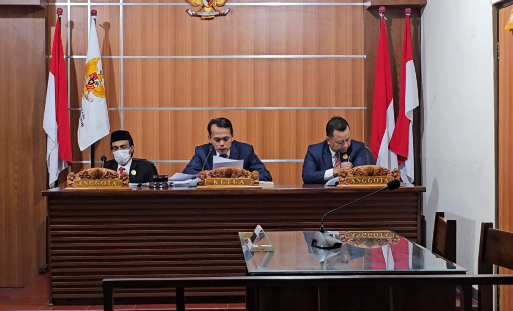 KIP Jatim membacakan putusan tentang hak keterbukaan informasi kepada warga Graha Famili Surabaya