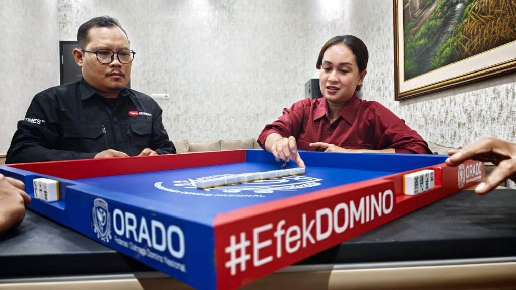 Tim RLD bermain domino bersama Ketua Pengprov ORADO Jawa Timur, Mahenda Abdillah Kamil, disela-sela audiensi di Sidoarjo.
