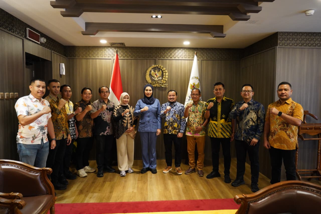 Wakil Ketua DPR RI, Sari Yuliati, saat menerima kunjungan Forum Staf Anggota (FOSTA) Fraksi Partai Golkar DPR RI di Kompleks Parlemen Senayan, Jakarta, pada Selasa (7/7/2026)