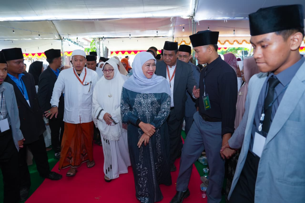 Gubernur Jawa Timur Khofifah Indar Parawansa  saat menghadiri Idul Khotmi Nasional ke-234 Thoriqoh At-Tijaniyah di Kompleks Pondok Pesantren Al-Amien Prenduan, Kabupaten Sumenep, Minggu (19/7).
