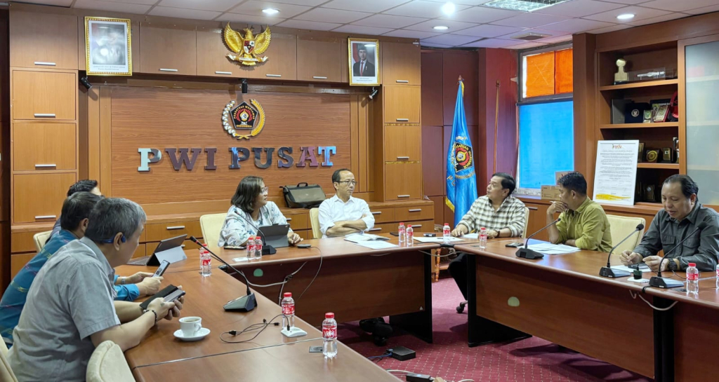 Jajaran pengurus PWI Pusat dan perwakilan AFPI melakukan meeting pematangan Workshop Jurnalistik Bahas Pindar, Inklusi Keuangan dan Perlindungan Publik. Foto: Humas PWI Pusat/PTB