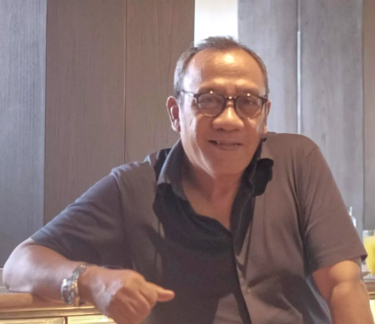 Garis Bayas dan Rembulan yang Tak Pernah Padam