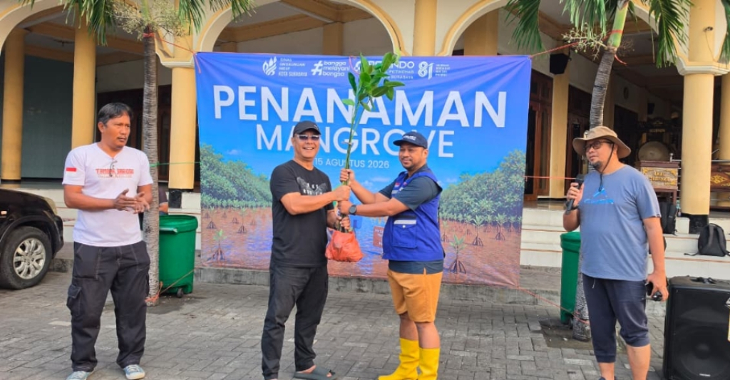 Ardiansyah, Humas TPS, secara simbolis menyerahkan 3.000 bibit mangrove kepada M. Fikser, Kepala Dinas Lingkungan Hidup Kota Surabaya, Sabtu (15/8)