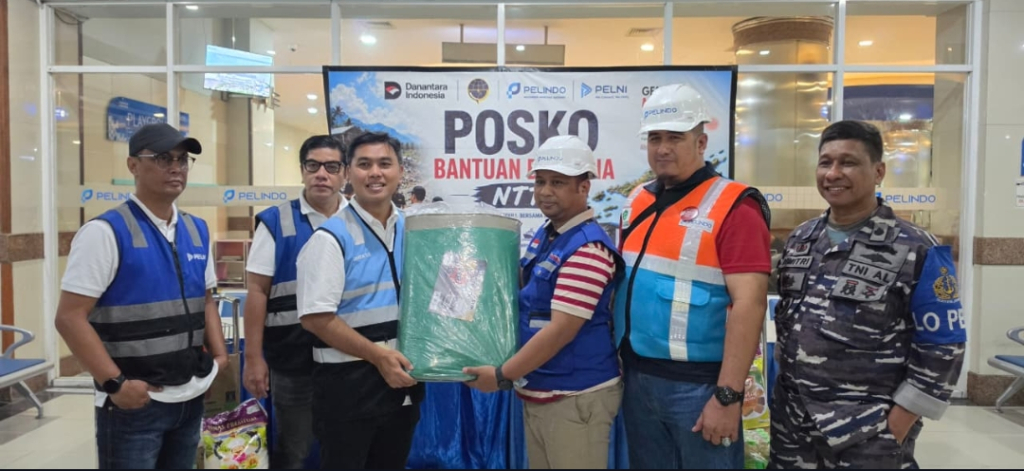 Ardiansyah, Humas TPS, menyerahkan bantuan tenda terpal secara simbolis (bantuan dari PT Pelindo Marine) kepada Hana Suhardi, Direktur Usaha Angkutan Barang dan Tol Laut PT PELNI, pada Minggu Malam (16/8)