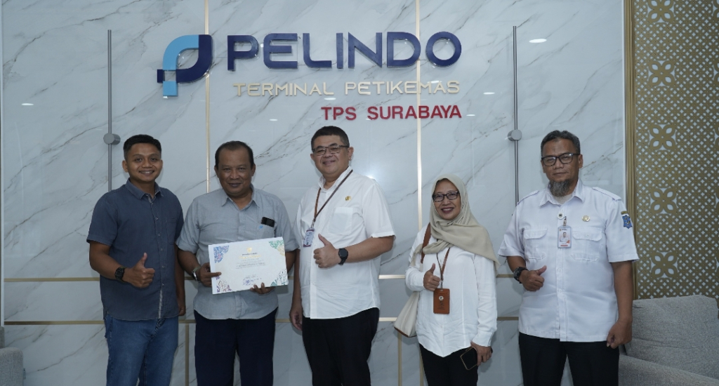 M. Soleh, mewakili Manajemen TPS, menerima penghargaan Wajib Pajak Teladan 2026 oleh Pemerintah Kota Surabaya, pada Rabu (19/8) di Pelindo Place Office Tower Lantai 13, Surabaya