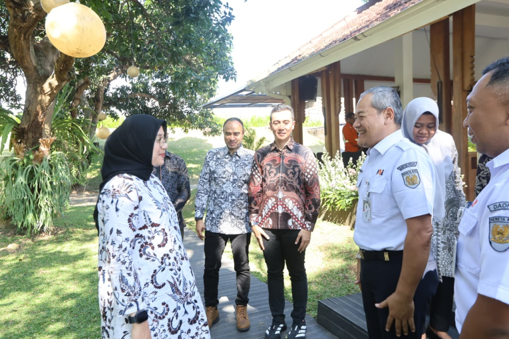 Bupati Banyuwangi bersama tim dari PT KAI. (Foto: Istimewa)