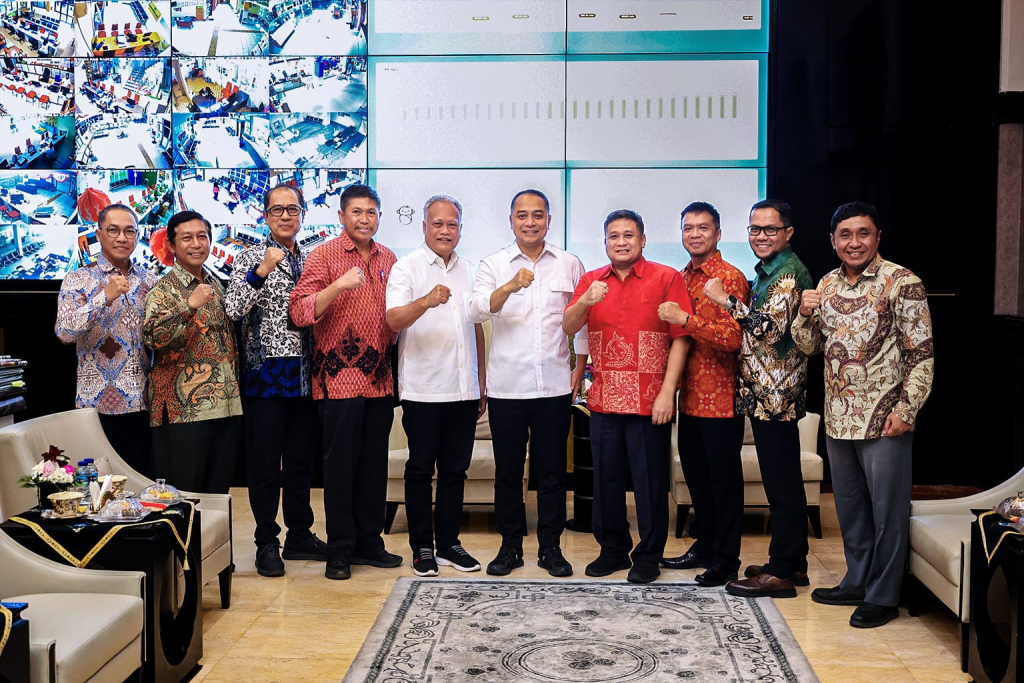 Direksi Perumda Air Minum Surya Sembada bersama Wali Kota Eri Cahyadi dan jajarannya, dok istimewa
