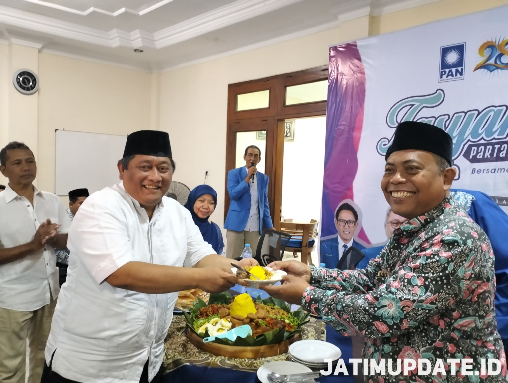 Pemotongan tumpeng HUT PAN ke-28 di kantor DPD PAN Surabaya, dok Jatimupdate.id