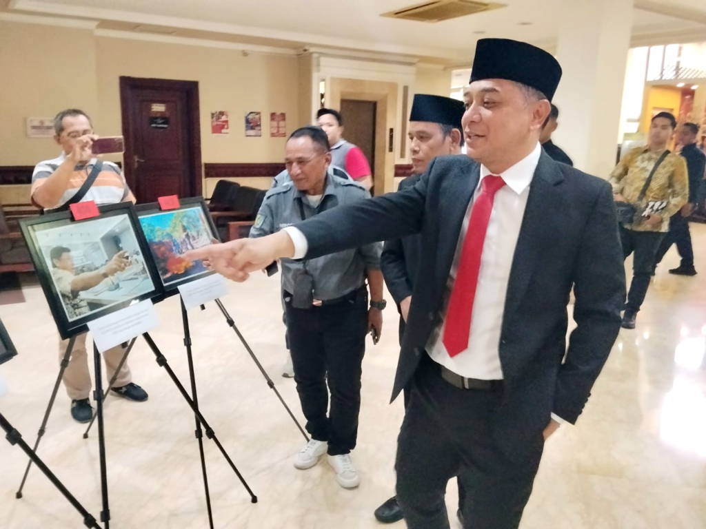 Eri Cahyadi saat melihat lomba foto Pokja Judes, dok Jatimupdate.id/Frd