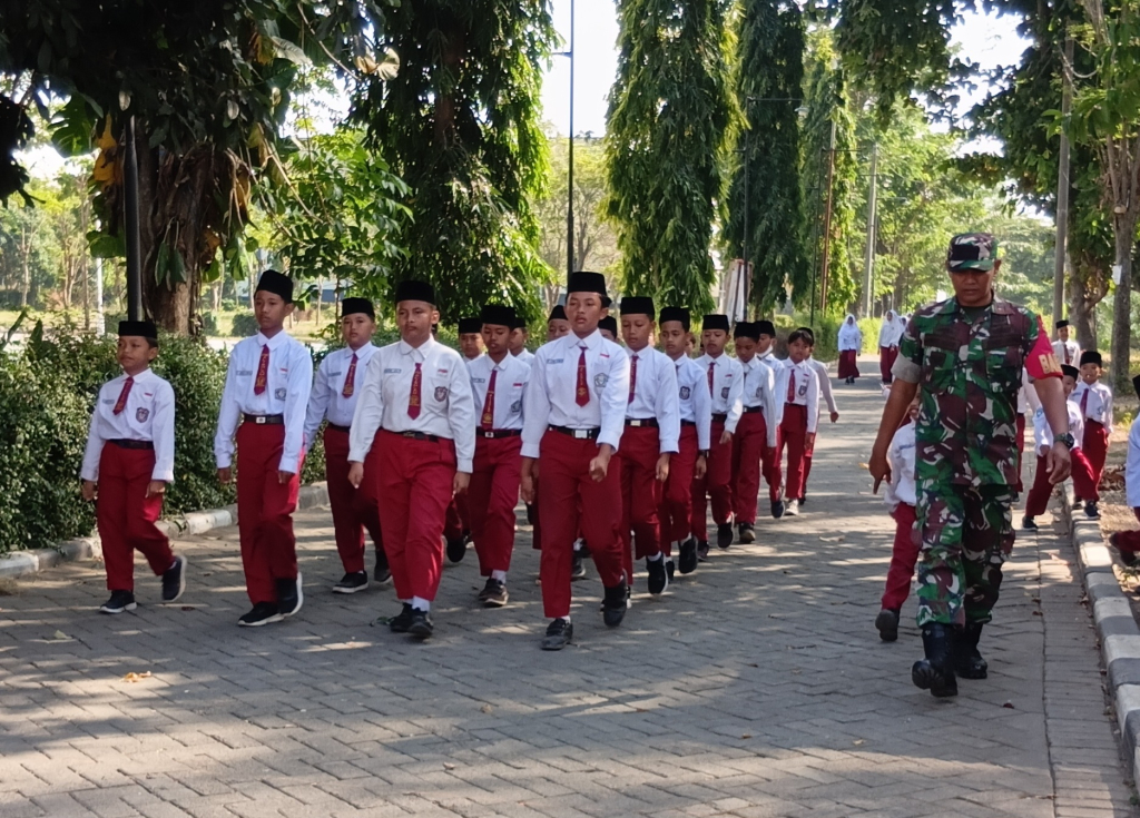 Babinsa Koramil 0822/06 Grujugan, Kopral Satu (Koptu) Alam, melatih Tim Gerak Jalan SD Plus Al Ishlah Dadapan persiapan Lomba Gerak Jalan antar SD tingkat Kabupaten Bondowoso, Selasa (4/8/2026)