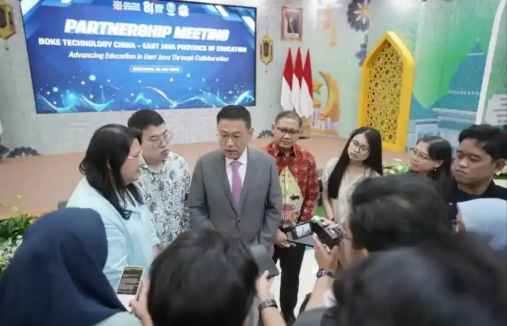 Kerja sama Dinas Pendidikan (Dindik) Jawa Timur dengan HGI Research Centre dan BOKE Technology di bidang pendidikan dan kecerdasan buatan (AI) menuai sorotan