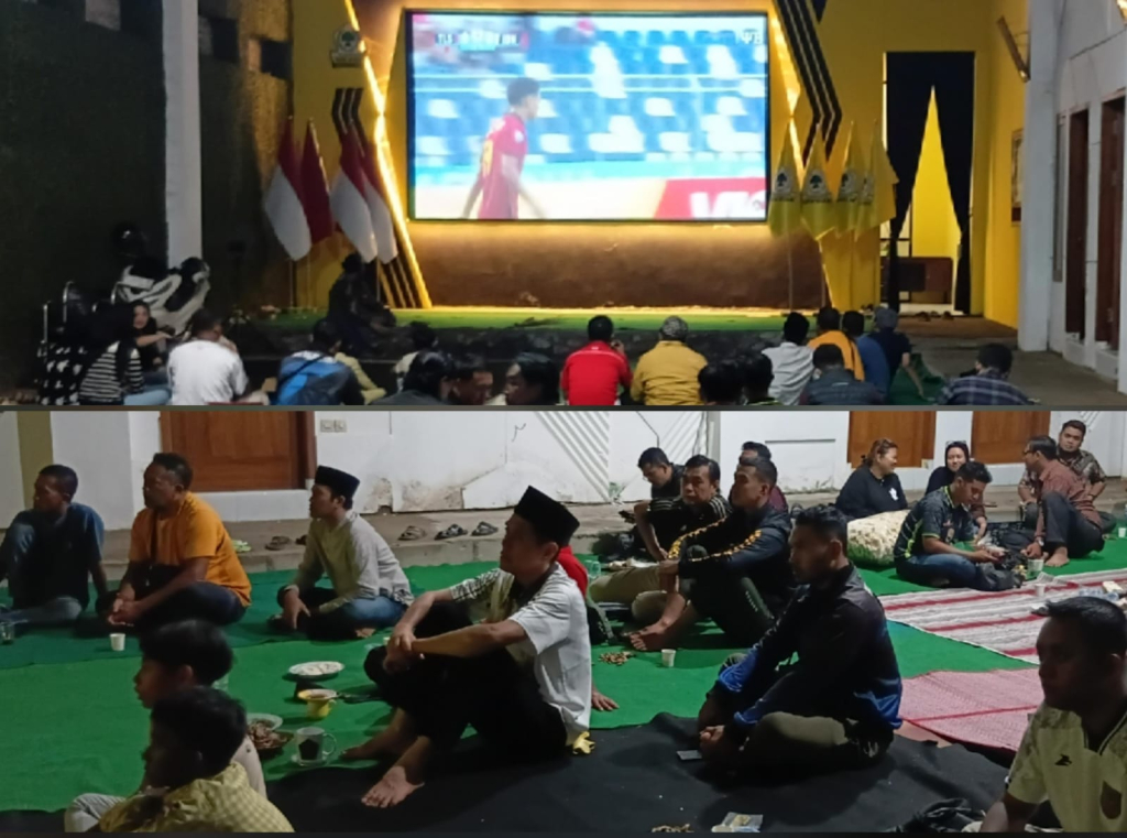 Wakil Ketua Komisi II DPR RI Zulfikar Arse Sadikin (Bang Zul) mengikuti nobar Timnas Indonesia bersama warga dalam kegiatan yang digelar DPD Partai Golkar Bondowoso di Aula Beringin Bondowoso, Jumat (31/7/2026).