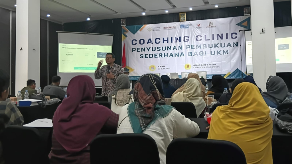 Assc. Prof. Dr. Zakik Basalamah, S.E., M.Si., beri materi susun pembukuan bagi pelaku UMKM dalam Coaching Clinic yang digelar DiUKM Provinsi Jatim bersama BPW Hipka Jatim di Bondowoso.