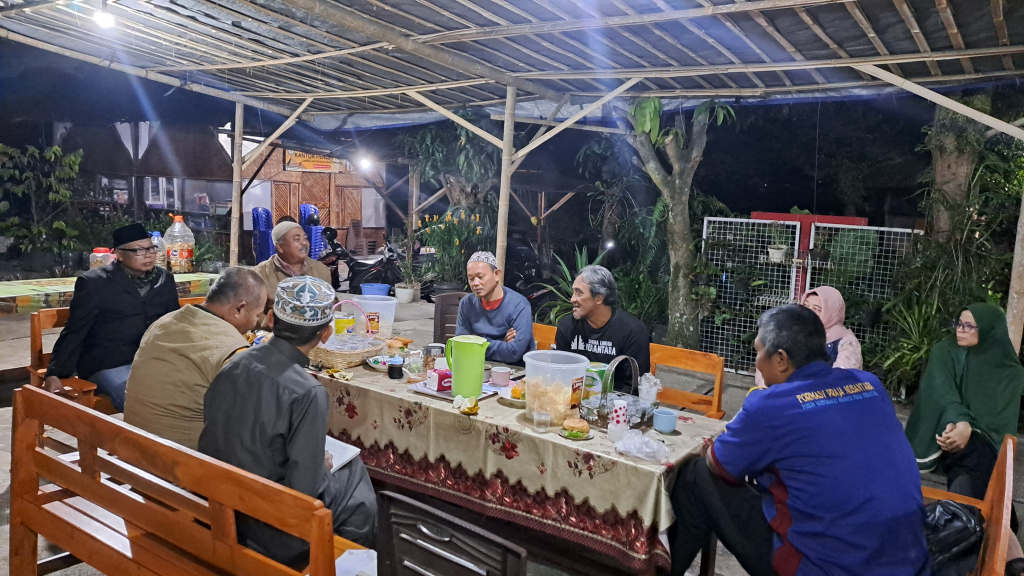 Suasana rembuk warga sekaligus FGD sederhana.