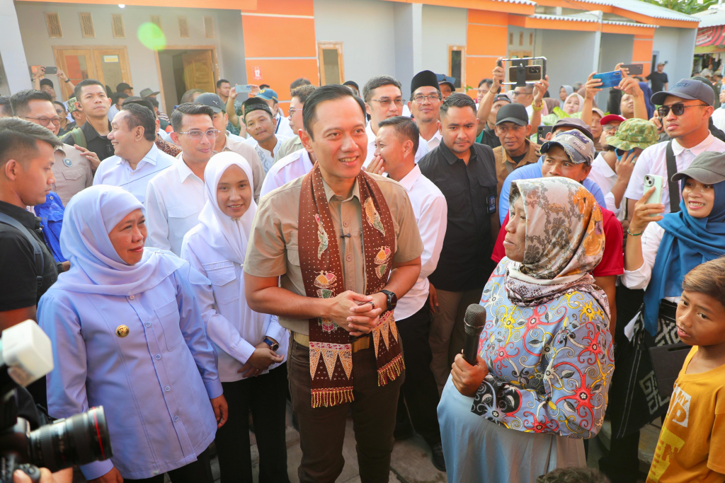 Menko Infra AHY didampingi Gubernur Jatim di Gresik.
