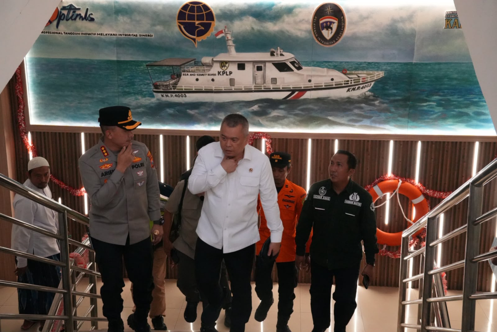 Menhub Dudy Tinjau Langsung Evakuasi Penumpang KM Mutiara Sentosa II, Apresiasi Tim Penyelamat